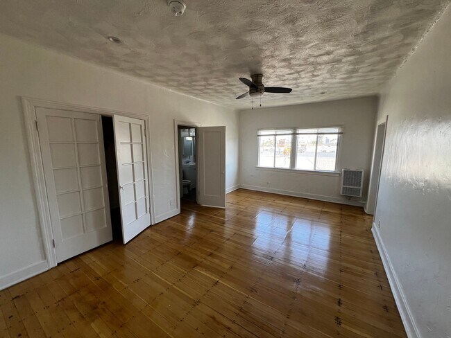 Photo - 1740 Winona Blvd Unidad 304