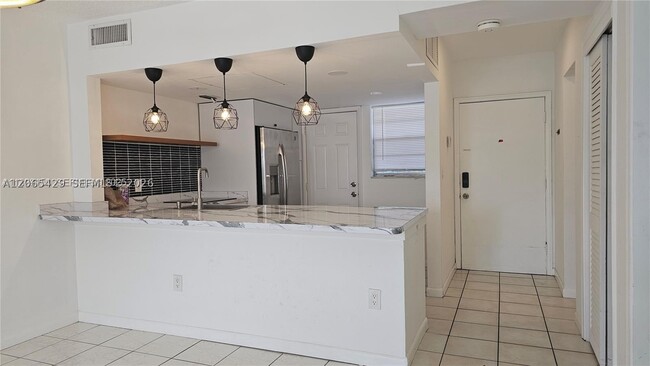 Building Photo - 20200 NE 29th Ct Unit N213