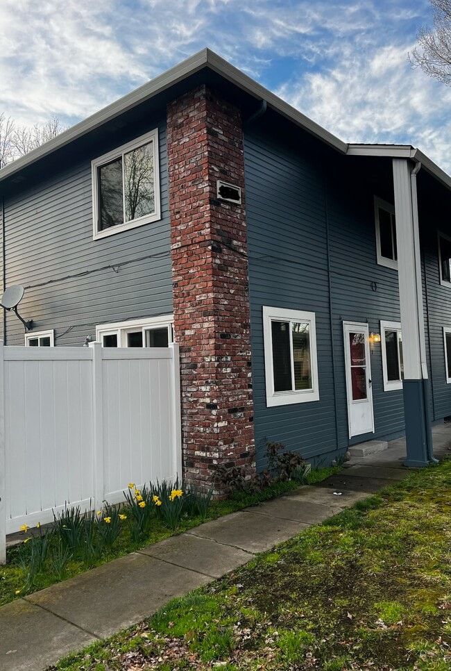 Exterior Front - 2243 Poplar Dr Unit 1