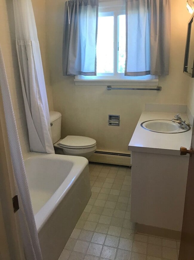 Photo - Upper Unit 2 Bedroom 1 Bathroom