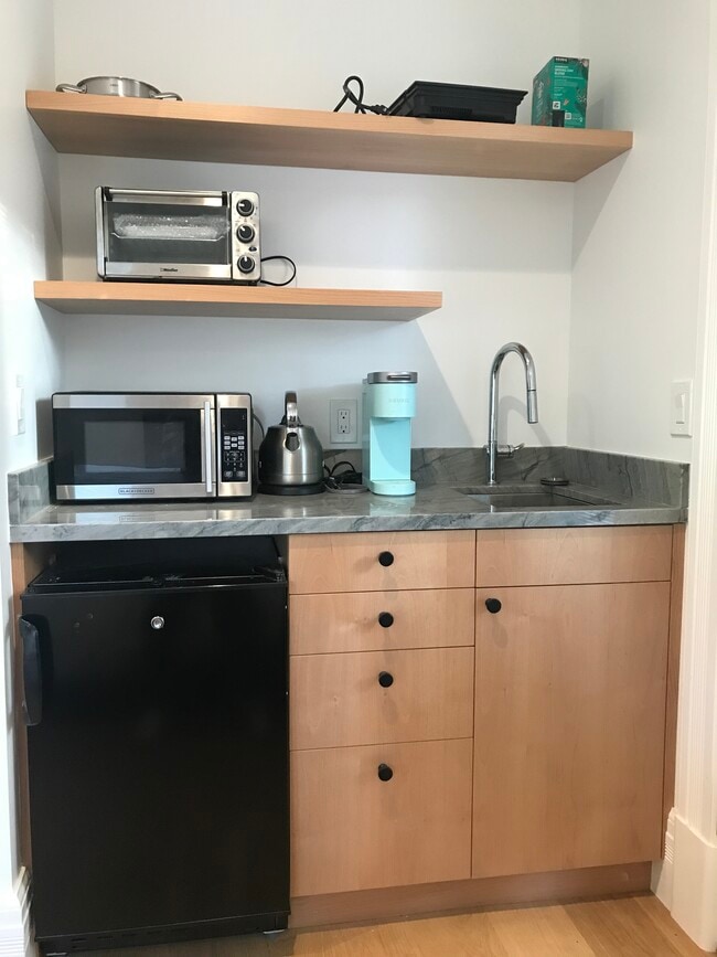 Building Photo - 932 Delaware St Unit Charming Studio with Kitchenette