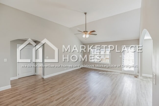 Photo - 534 Somerset Ln