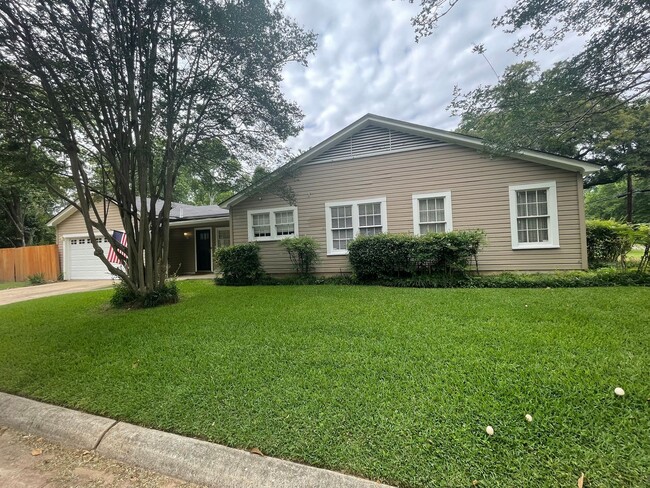 Photo - Spacious South Highlands 2 Bedroom Home with flex rooms!