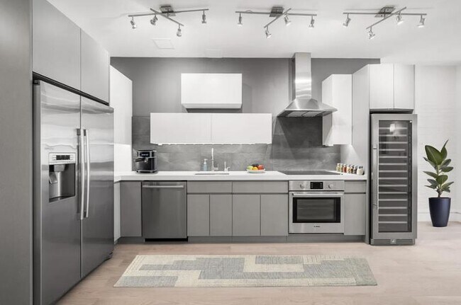 Photo - 547 W 47th St Unit 2