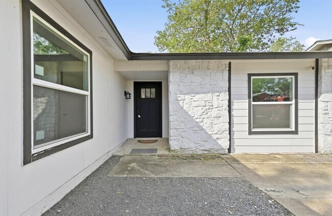 Photo - 2313 Lakehurst Dr