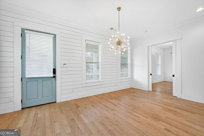 Photo - 523 Irwin St NE