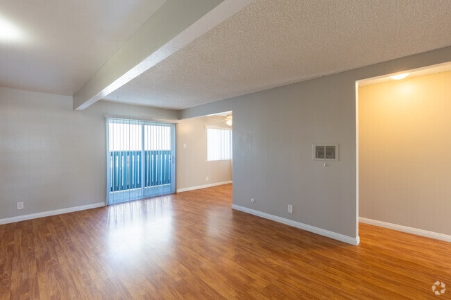 2BR, 2BA - 962SF
