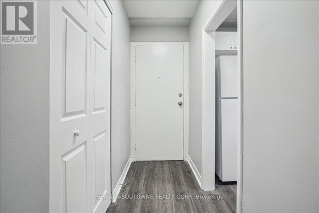 Photo - 2354 Queensway Dr Unit 2