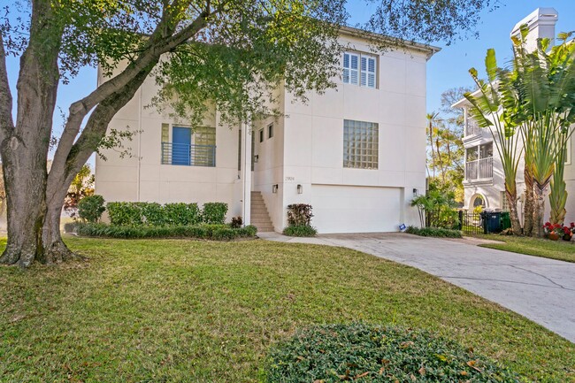Building Photo - Executive Style 3 bed 2.5 bath home on Hil...