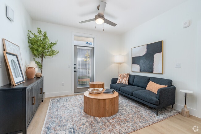 2BR, 2BA - 983SF - Living Room