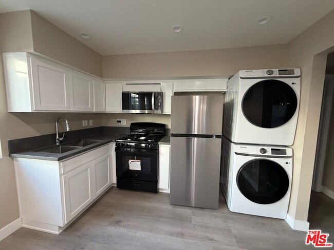 Building Photo - 3568 S Budlong Ave Unit 6