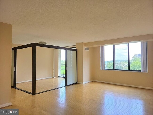 Building Photo - 5225 Pooks Hill Rd Unit 519N