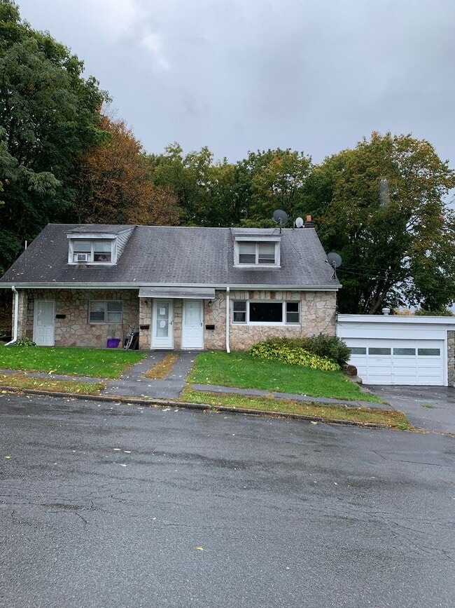 Building Photo - Spacious 1-Bedroom Apartment with Parking & Shared Yard — Midtown Kingston Unit 177