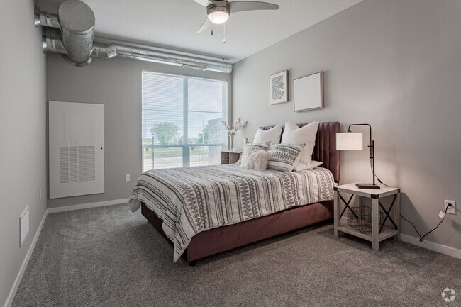 2BR, 2BA - Story