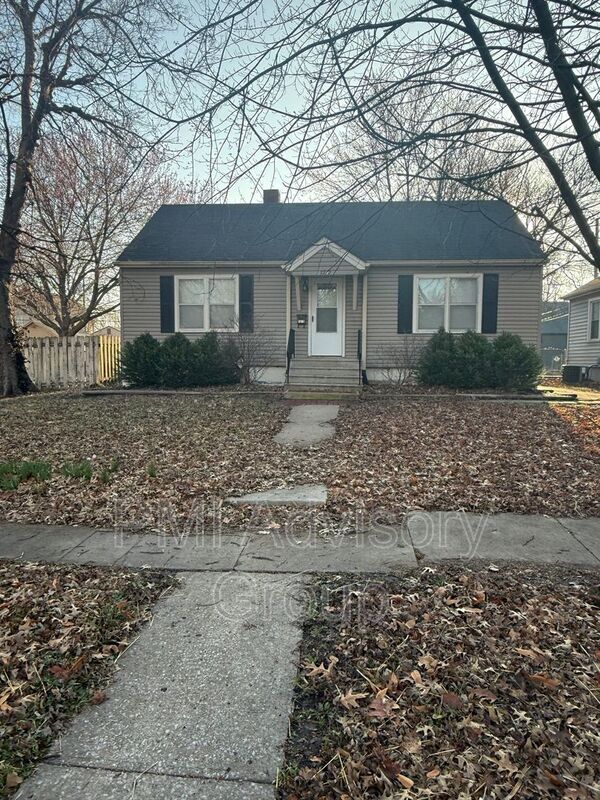 Building Photo - 1242 SW High Ave