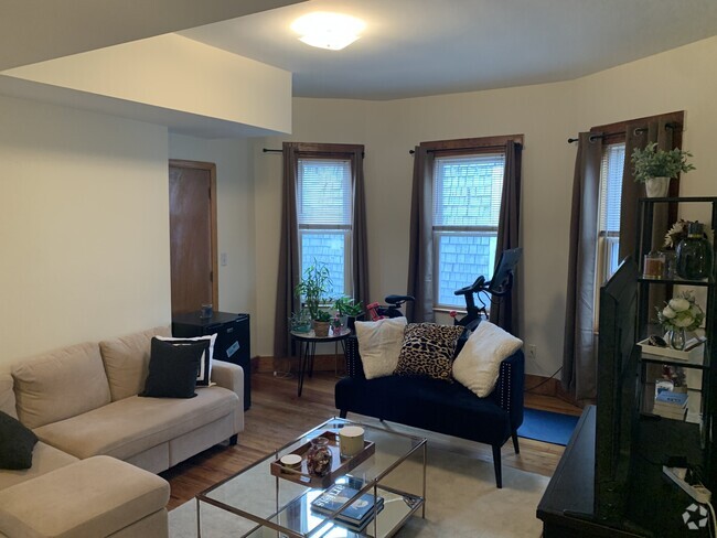 Building Photo - 346 Faneuil St Unit 2 Rental