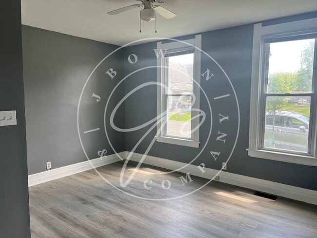 Photo - 325 E Streicher St