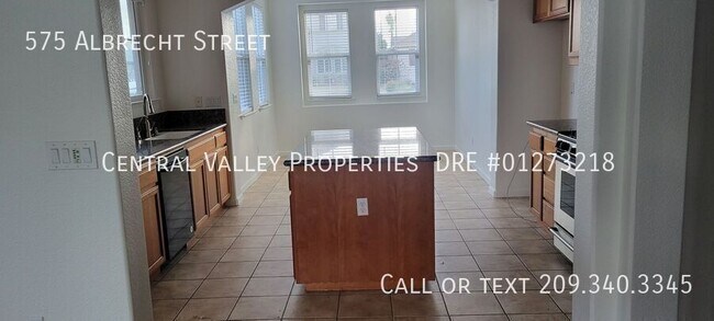 Photo - 575 Albrecht St