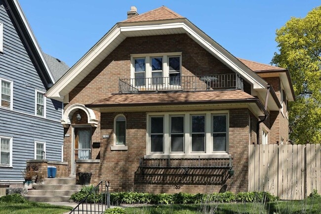 Building Photo - 1818-1820 E Newberry Blvd Unit 1820