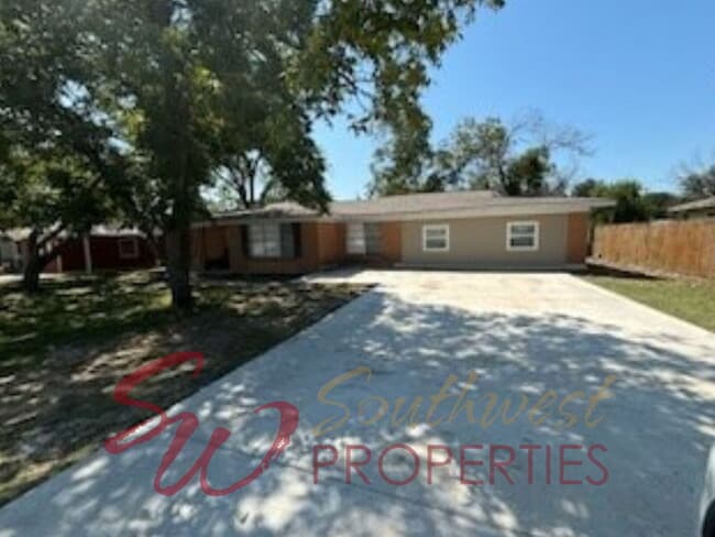 Building Photo - Welcome to the Texan Sideline! 4 bedroom 3 bath across from TSU football stadium!!