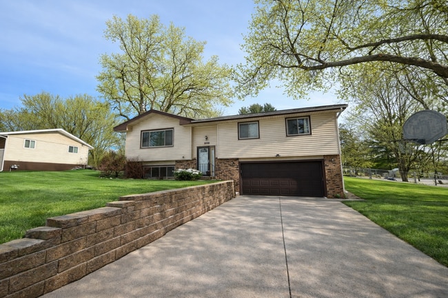 Building Photo - Great 3bed 2bath Single Family Home in Prime Eden Prairie Neighborhood
