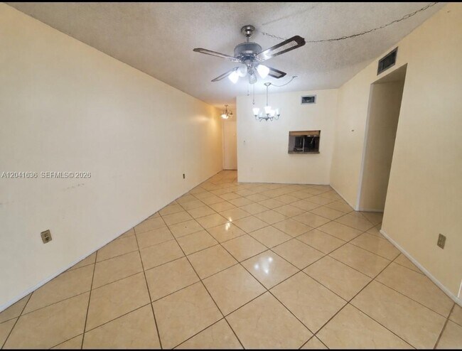 Photo - 920 NE 169th St Unidad 617