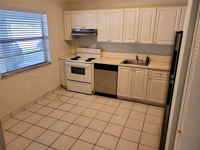 Photo - 5100 SW 41st St Unit 114