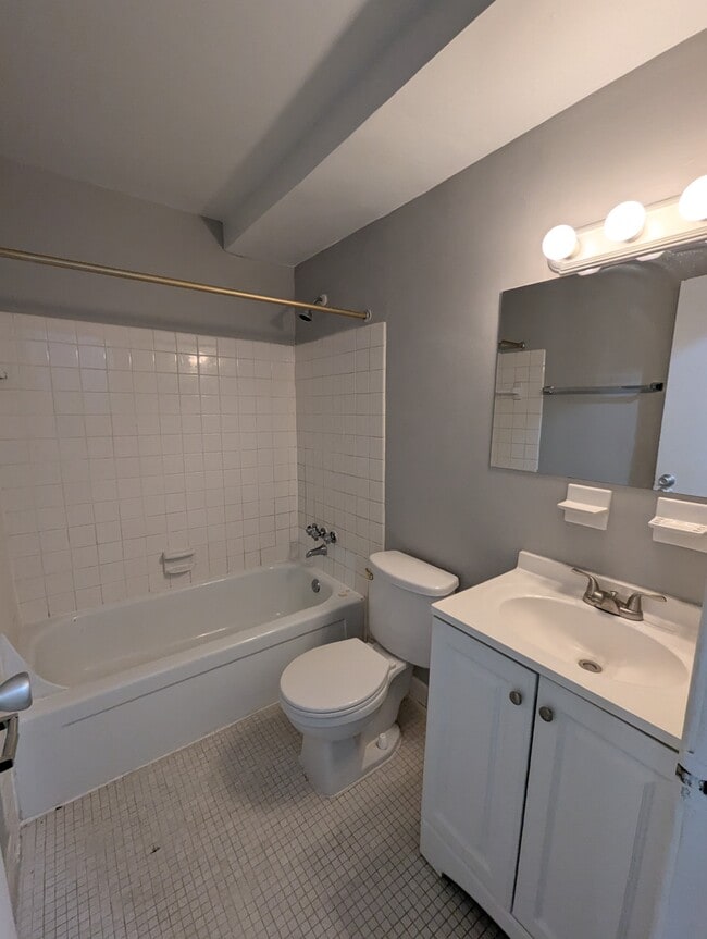 Bathroom, LL 1bd - Stewart Woods