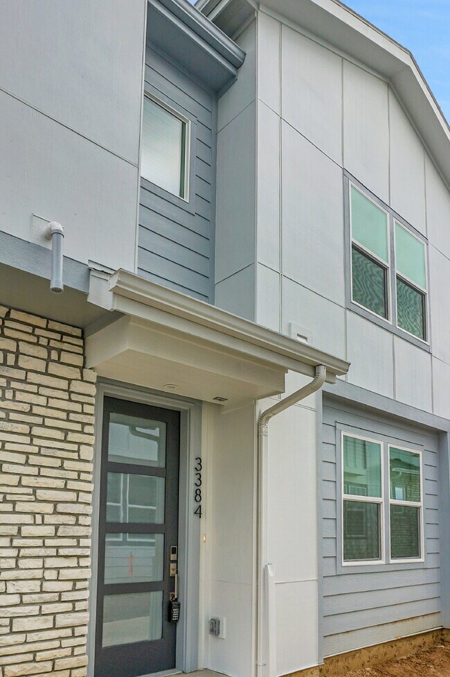 Building Photo - $2,600- 3 Bed 2.5 Bath Townhome in CO Spri...