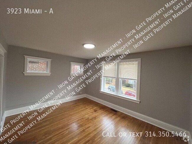 Building Photo - Updated 2-Bedroom Apartment with Garage in... Unit A