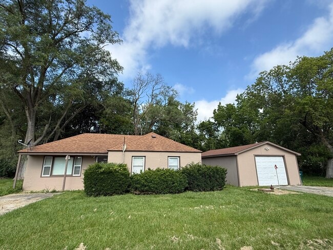 Building Photo - 39096 N Evergreen Ave