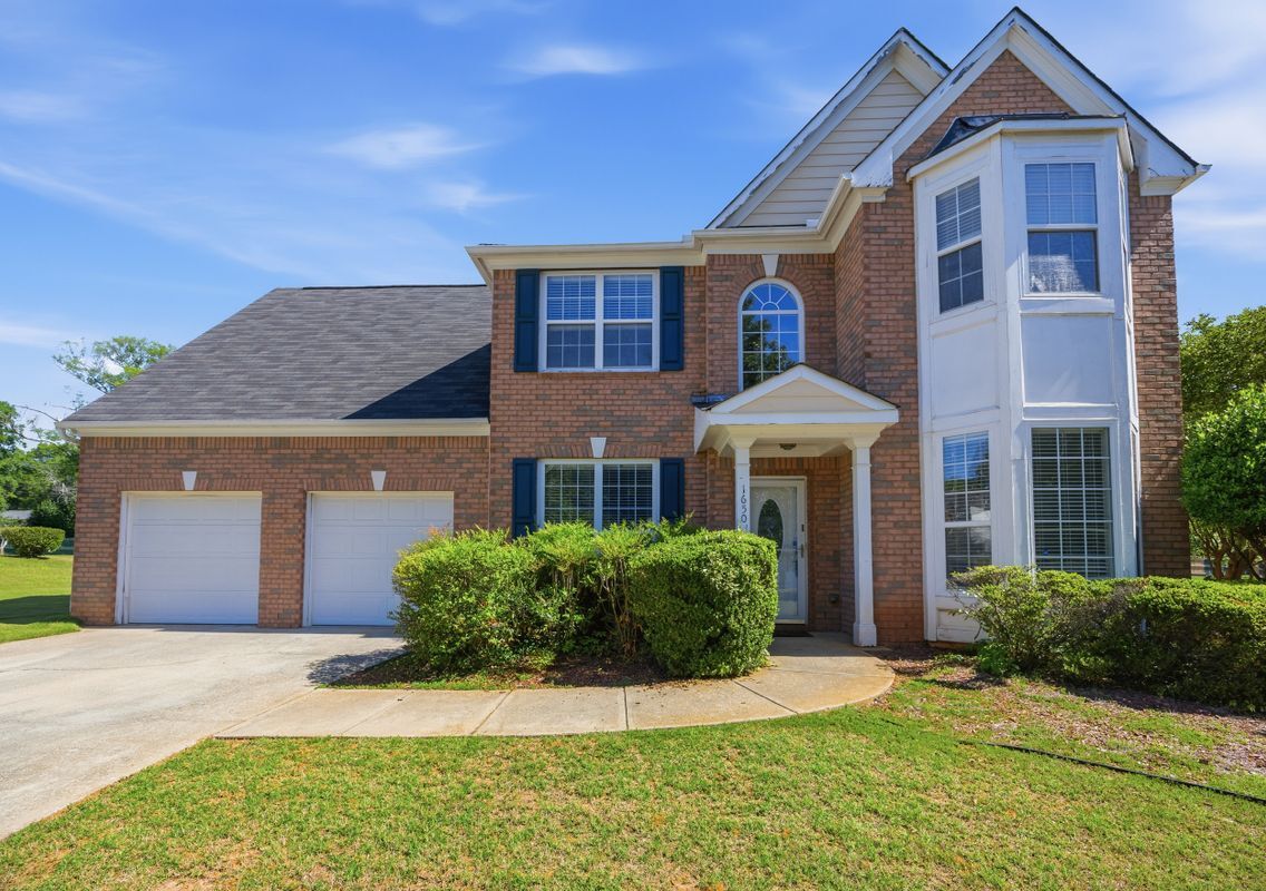 Photo - 1650 Huntcrest Way SW