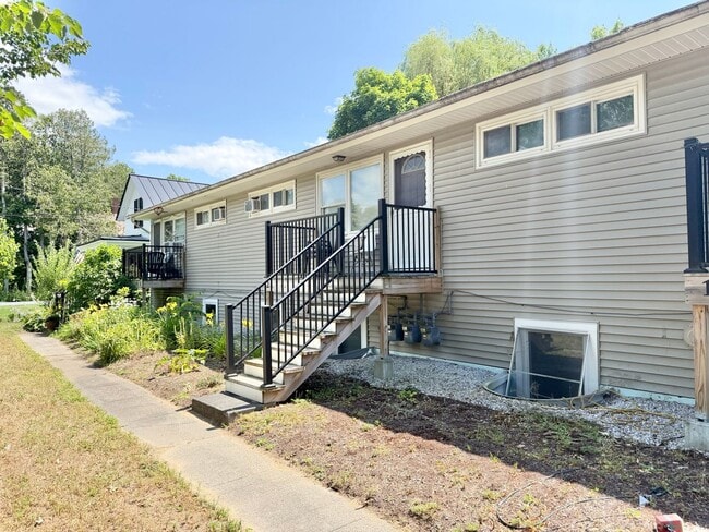 Building Photo - 203 Harbor Rd Unit 2