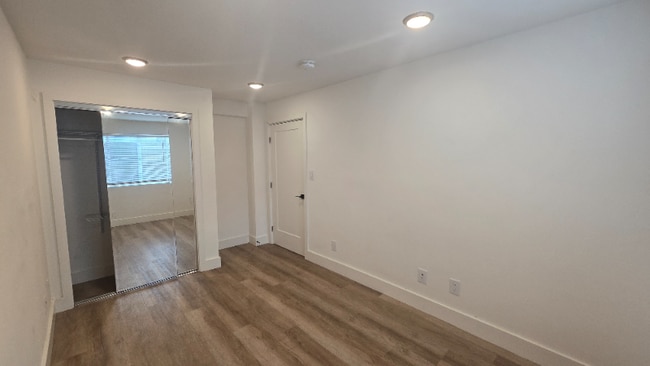 Photo - 1651-1651 La Salle Ave Unit 1651 B