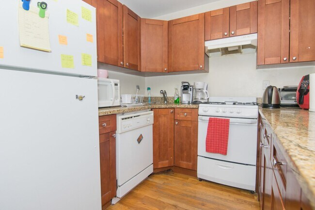 Photo - Brookline 3 Bed – 935 Sq Ft – Heat & Hot Water Included – Renovated – 9/1