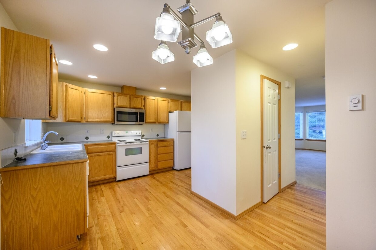 Well-maintained 3 bedrooms 2.5 bath townho... - Well-maintained 3 bedrooms 2.5 bath townho...