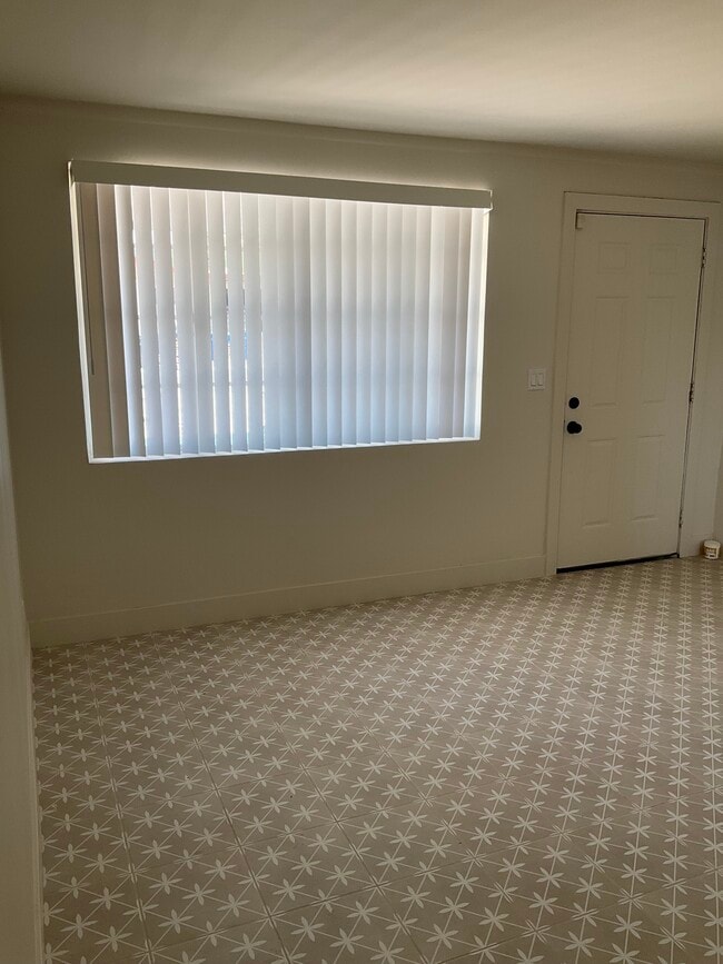 Photo - 1327 E Carol Ave Unidad B