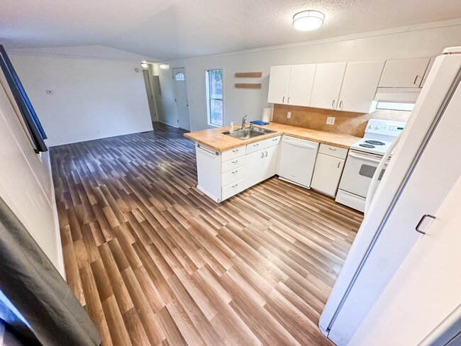 Kitchen - 4511 Lakewood Rd