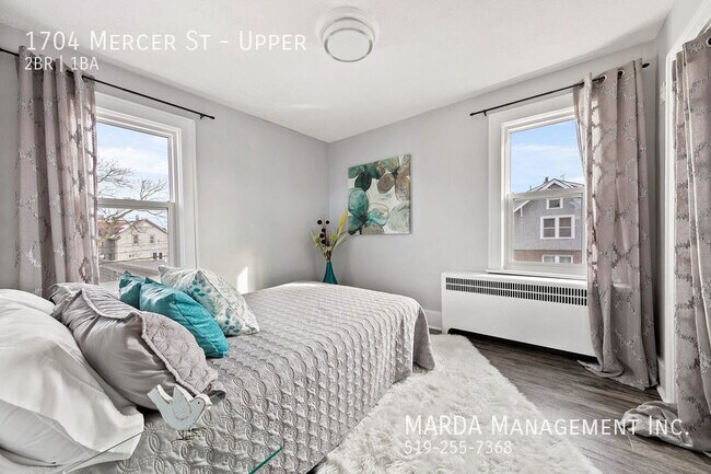 Photo - CHARMING 2-BEDROOM/1BATH UPPER UNIT IN CENTRAL WINDSOR + HYDRO & GAS Unit Upper