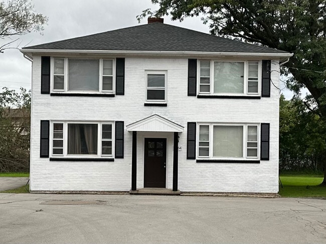 Frente de edificio de cuatro unidades - 6064 Transit Rd Unidad 3