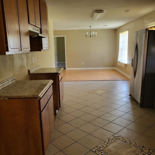 Photo - 726 Macey St