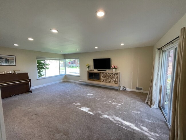 Photo - 946 E Gregson Ave