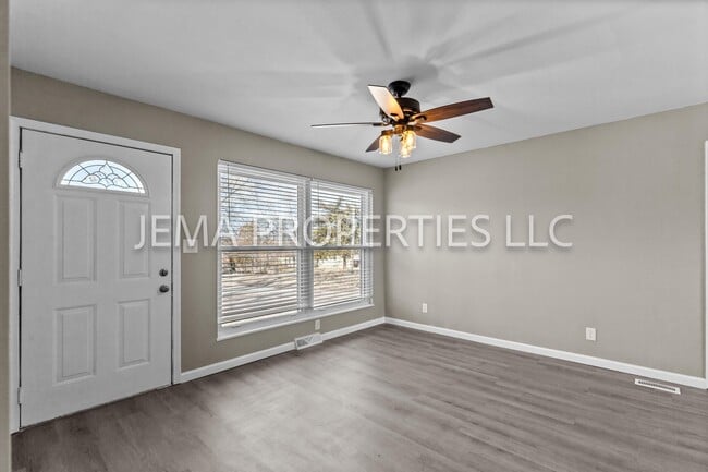 Photo - 130 E Oak St