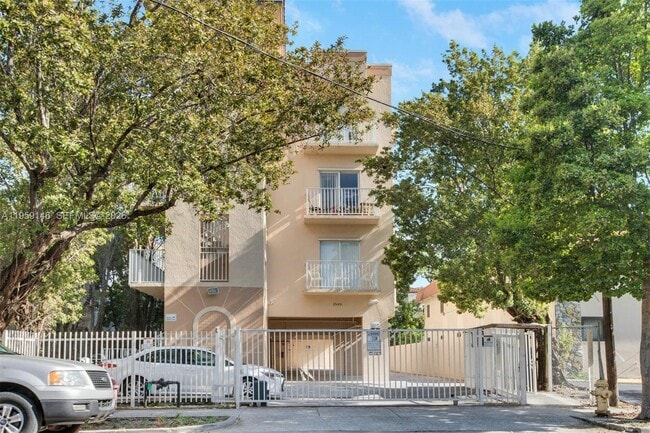 Building Photo - 1349 SW 3rd St Unit 3