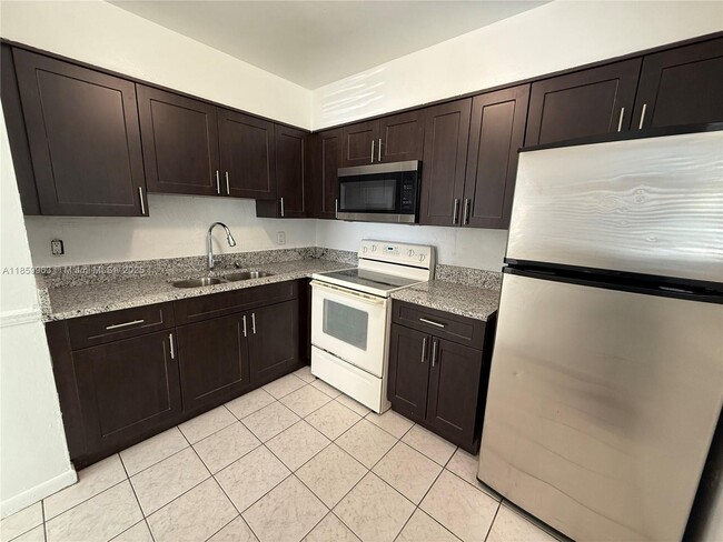 Building Photo - 1620 NW 52nd Ave Unit A Rental