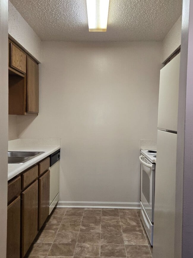 Building Photo - 2 Bedroom, 1 Bath Garden Flat Unit 250E