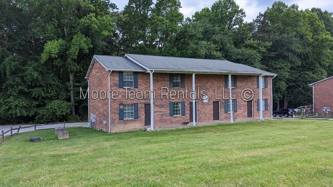 Just remodeled - 2 Bed/1.5Ba - Sect 8 Acce... - Just remodeled - 2 Bed/1.5Ba - Sect 8 Acce... Apartment Unit #06