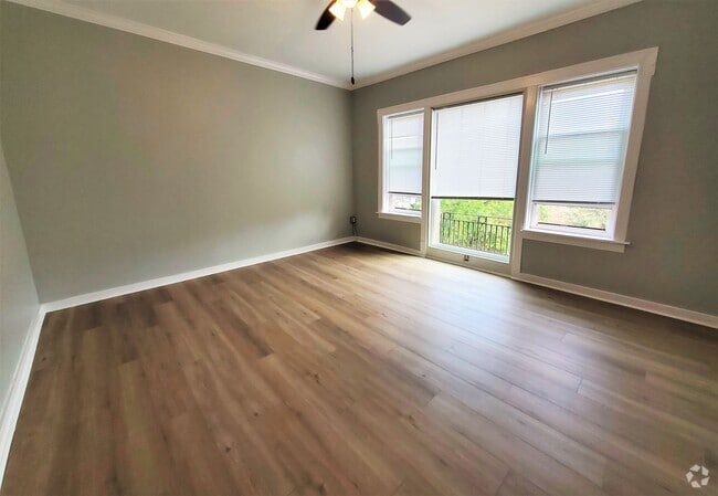 Building Photo - 2064 W Hutchinson St Unit 3 Rental