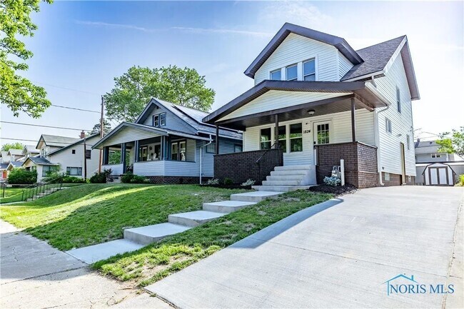 Photo - 1824 Joffre Ave House