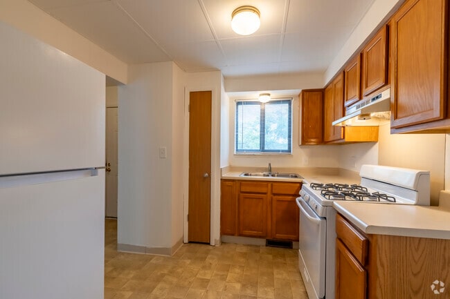 2BR, 1BA - 934SF - Kitchen